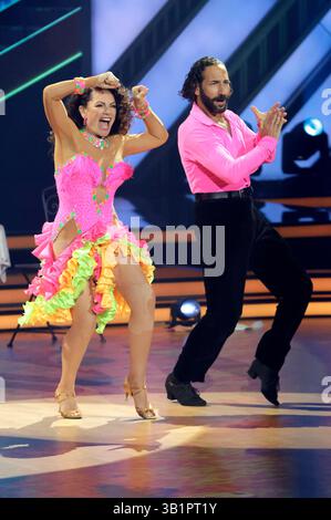 Christine Neubauer mit massimo Sinato in der achten Live-Show der 18. Staffel der RTL-Tanzshow Let S Dance im MMC Coloneum. Köln, 25.04.2025 *** Christine Neubauer con massimo Sinato nell'ottava live show della 18a stagione dello spettacolo di danza RTL Let S Dance al MMC Coloneum di Colonia, 25 04 2025 foto:XR.xSchmiegeltx/xFuturexImagex LETS dance2504 5526 Foto Stock