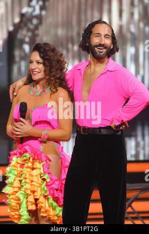 Christine Neubauer mit massimo Sinato in der achten Live-Show der 18. Staffel der RTL-Tanzshow Let S Dance im MMC Coloneum. Köln, 25.04.2025 *** Christine Neubauer con massimo Sinato nell'ottava live show della 18a stagione dello spettacolo di danza RTL Let S Dance al MMC Coloneum di Colonia, 25 04 2025 foto:XR.xSchmiegeltx/xFuturexImagex LETS dance2504 5534 Foto Stock