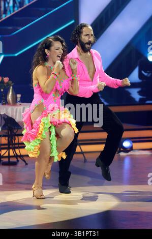 Christine Neubauer mit massimo Sinato in der achten Live-Show der 18. Staffel der RTL-Tanzshow Let S Dance im MMC Coloneum. Köln, 25.04.2025 *** Christine Neubauer con massimo Sinato nell'ottava live show della 18a stagione dello spettacolo di danza RTL Let S Dance al MMC Coloneum di Colonia, 25 04 2025 foto:XR.xSchmiegeltx/xFuturexImagex LETS dance2504 5525 Foto Stock
