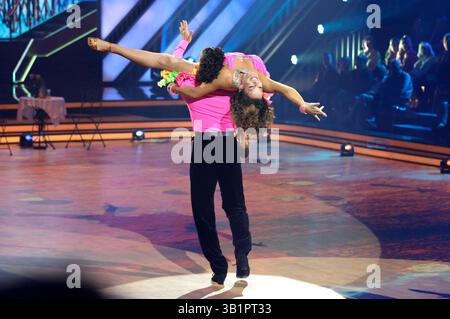Christine Neubauer mit massimo Sinato in der achten Live-Show der 18. Staffel der RTL-Tanzshow Let S Dance im MMC Coloneum. Köln, 25.04.2025 *** Christine Neubauer con massimo Sinato nell'ottava live show della 18a stagione dello spettacolo di danza RTL Let S Dance al MMC Coloneum di Colonia, 25 04 2025 foto:XR.xSchmiegeltx/xFuturexImagex LETS dance2504 5528 Foto Stock