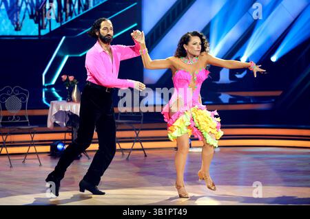 Christine Neubauer mit massimo Sinato in der achten Live-Show der 18. Staffel der RTL-Tanzshow Let S Dance im MMC Coloneum. Köln, 25.04.2025 *** Christine Neubauer con massimo Sinato nell'ottava live show della 18a stagione dello spettacolo di danza RTL Let S Dance al MMC Coloneum di Colonia, 25 04 2025 foto:XR.xSchmiegeltx/xFuturexImagex LETS dance2504 5521 Foto Stock