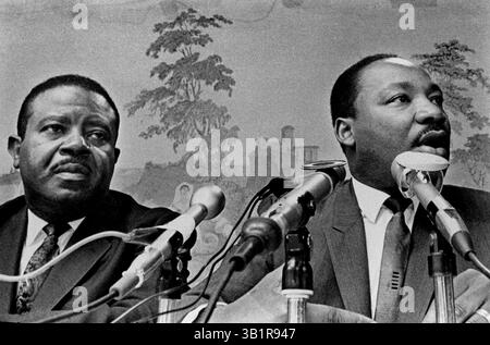 28 marzo 1968 - Memphis, Tennessee, Stati Uniti - Dr. Martin Luther King Jr. E Rev. Ralph Abernathy (a sinistra) in una conferenza stampa il 29 marzo 1968 all'Holiday Inn-Rivermont. "Avremo una massiccia dimostrazione non violenta a Memphis", ha affermato il dottor King prima di tornare ad Atlanta. La dignità della marcia del giorno precedente, guidata dal Dr. King a nome degli operai dei servizi igienici, presto cedette il posto al disordine; la speranza si trasformò in orrore. I testimoni hanno detto che un gruppo di circa 200 giovani ha iniziato a rompere le finestre e a saccheggiare circa 20 minuti dopo l'inizio della marcia. La polizia si è trasferita con gas lacrimogeni e bastoncini da notte. Marzo p Foto Stock