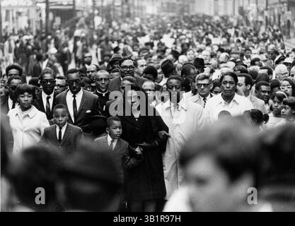 8 aprile 1968 - Memphis, Tennessee, Stati Uniti - la vedova del Dr. Martin Luther King Jr., Coretta Scott King, e tre dei quattro figli della coppia - Yolanda King (a sinistra), Martin Luther King III e Dexter King - hanno condotto una marcia commemorativa nel centro di Memphis l'8 aprile 1968. Il reverendo Ralph Abernathy e molti altri leader dei diritti civili e sindacali ben noti circa 19.000 persone provenienti da tutta la nazione. La signora King ha parlato alla folla da una piattaforma al City Hall plaza. Ha dato la sua vita per i poveri del mondo, i lavoratori della spazzatura di Memphis e i contadini del Vietnam. Niente gli faceva del male più di quanto quell'uomo potesse tentare Foto Stock