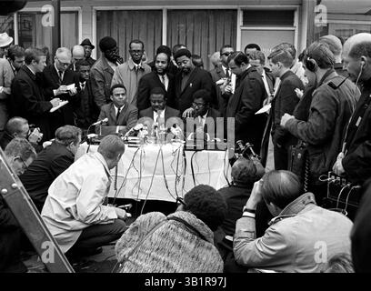 5 aprile 1968 - Memphis, TN, Stati Uniti - l'uomo che servì come braccio destro del Dr. Martin Luther King Jr., il Rev. Ralph Abernathy, (centro del tavolo) assunse la leadership della Southern Christian Leadership Conference 5 aprile 1968 al Lorraine Motel e promise di fare il lunedì 8 aprile che King aveva pianificato. Ha anche promesso di prendere in programma la "campagna dei poveri" a Washington D.C. a sinistra c'è Andrew Young e un altro aiutante del re, Bernard Lee è a destra. Coretta Scott King venne a Memphis con un jet charter quella mattina per portare il corpo di suo marito ad Atlanta. Prima, cento Foto Stock