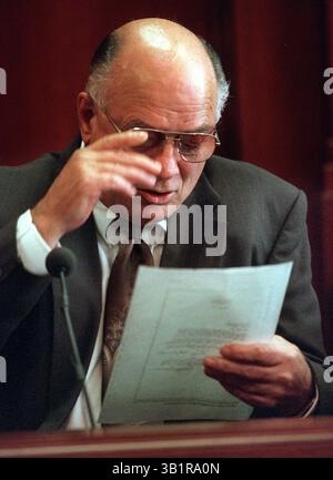 29 novembre 1999 - Memphis, TN, Stati Uniti - Lun 29 Nov 99 (awtrial1) foto di A.J. Wolfe. Jerry William Ray, fratello del defunto James Earl Ray, esamina una lettera durante il processo civile al tribunale della contea di Shelby contro Loyd Jowers per la morte del dottor Martin Luther King Jr. Una giuria di Memphis che ha sentito una causa per la morte illecita intentata dalla famiglia del reverendo Martin Luther King Jr. Ha scoperto mercoledì 8 dicembre 1999 che il leader dei diritti civili è stato vittima di una vasta cospirazione per omicidio, non di un assassino solitario. (Immagine di credito: © The Commercial Appeal/ZUMApress.com) Foto Stock