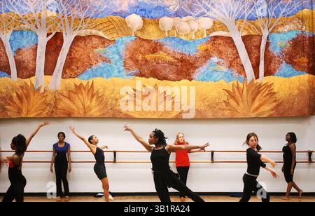 12 aprile 2002 - Memphis, TN, Stati Uniti - 12 aprile 2002 - venerdì 12 aprile 02 (awdance2) foto di A.J. Wolfe. I ballerini prendono parte a un master class tenuto dal membro dell'Alvin Ailey American Dance Theater Jeffrey Gerodias (cq) presso l'Università di Memphis Friday. Ballerini all'università, studenti della Overton High School e della comunità hanno frequentato la classe. L'Alvin Ailey American Dance Theater, una delle compagnie di danza più affermate e significative al mondo, si esibirà venerdì, sabato e domenica al Germantown Performing Arts Center. (Immagine di credito: © The Commercial Appeal/ZUM Foto Stock