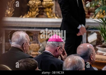 Città del Vaticano, Vaticano. 25 aprile 2025. Un sacerdote piange la morte del Papa. Venerdì 25 aprile i fedeli si sono riuniti per onorare Papa Francesco. Migliaia di persone si sono riunite in un commovente tributo a Piazza San Pietro. Hanno espresso gratitudine per i suoi anni di leadership spirituale. Le preghiere e le canzoni riecheggiate in tutta la città del Vaticano. Molti hanno avuto segni con messaggi di amore e sostegno. E' stato un sentito momento di unità e devozione al Santo padre. Credito: SOPA Images Limited/Alamy Live News Foto Stock