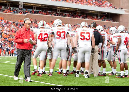 2 ottobre 2010 - Champaign, Illinois. Memorial Stadium..il capo allenatore dei Buckeyes dell'Ohio State Buckeyes Jim Tessel..Illinois Fighting Illini ha perso contro gli Ohio State Buckeyes 13-24..Mike McGinnis/CSM(immagine di credito: © Mike McGinnis/Cal Sport Media/ZUMApress.com) Foto Stock