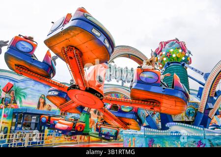 Deutschland, Baden-Wuerttemberg, Stoccarda 26.04.2025, Deutschland, GER, Baden-Wuerttemberg, Stoccarda, im Bild Themenbild, Stadtansichten, Stuttgarter Fruehlingsfest, Karussell, Menschen, Besucher, Spass, Freude, Feature, Symbolbild Baden-Wuerttemberg *** Germania, Baden Wuerttemberg, Stoccarda 26 04 2025, Germania, GER, Baden Wuerttemberg, Stoccarda, nell'immagine a tema, vedute della città, Festival primaverile di Stoccarda, giostra, persone, visitatori, divertimento, gioia, caratteristica, immagine simbolo Baden Wuerttemberg Deutschland, Baden-Wuerttemberg, Stoccarda, 26.04.2025-18 Foto Stock