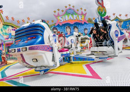 Deutschland, Baden-Wuerttemberg, Stoccarda 26.04.2025, Deutschland, GER, Baden-Wuerttemberg, Stoccarda, im Bild Themenbild, Stadtansichten, Stuttgarter Fruehlingsfest, Karussell, Menschen, Besucher, Spass, Freude, Feature, Symbolbild Baden-Wuerttemberg *** Germania, Baden Wuerttemberg, Stoccarda 26 04 2025, Germania, GER, Baden Wuerttemberg, Stoccarda, nell'immagine a tema, vedute della città, Festival primaverile di Stoccarda, giostra, persone, visitatori, divertimento, gioia, caratteristica, immagine simbolo Baden Wuerttemberg Deutschland, Baden-Wuerttemberg, Stoccarda, 26.04.2025-35 Foto Stock