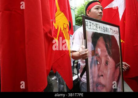 8 agosto 2010 - Tokyo, Giappone - i sostenitori della protesta del leader dell'opposizione birmana Aung San Suu Kyi per le strade di Tokyo per denunciare il governo birmano e chiedere il rilascio del leader dell'opposizione. La protesta si è tenuta in concomitanza con l'anniversario della rivolta democratica del '8888' l'8 agosto 1988 in Myanmar, precedentemente chiamata Birmania. (Immagine di credito: © Hitoshi Yamada/ZUMApress.com) Foto Stock
