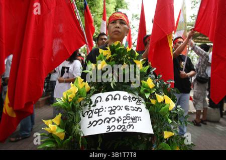 8 agosto 2010 - Tokyo, Giappone - i sostenitori della protesta del leader dell'opposizione birmana Aung San Suu Kyi per le strade di Tokyo per denunciare il governo birmano e chiedere il rilascio del leader dell'opposizione. La protesta si è tenuta in concomitanza con l'anniversario della rivolta democratica del '8888' l'8 agosto 1988 in Myanmar, precedentemente chiamata Birmania. (Immagine di credito: © Hitoshi Yamada/ZUMApress.com) Foto Stock