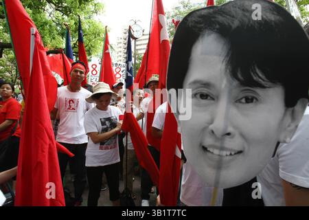 8 agosto 2010 - Tokyo, Giappone - i sostenitori della protesta del leader dell'opposizione birmana Aung San Suu Kyi per le strade di Tokyo per denunciare il governo birmano e chiedere il rilascio del leader dell'opposizione. La protesta si è tenuta in concomitanza con l'anniversario della rivolta democratica del '8888' l'8 agosto 1988 in Myanmar, precedentemente chiamata Birmania. (Immagine di credito: © Hitoshi Yamada/ZUMApress.com) Foto Stock