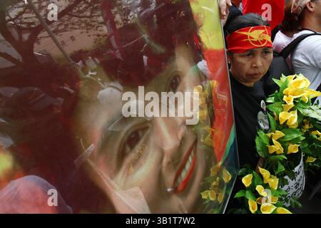 8 agosto 2010 - Tokyo, Giappone - i sostenitori della protesta del leader dell'opposizione birmana Aung San Suu Kyi per le strade di Tokyo per denunciare il governo birmano e chiedere il rilascio del leader dell'opposizione. La protesta si è tenuta in concomitanza con l'anniversario della rivolta democratica del '8888' l'8 agosto 1988 in Myanmar, precedentemente chiamata Birmania. (Immagine di credito: © Hitoshi Yamada/ZUMApress.com) Foto Stock