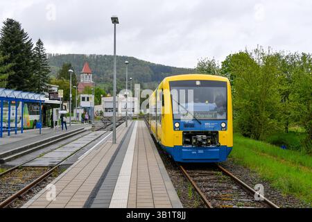 Deutschland, Baden-Wuerttemberg, Stoccarda 26.04.2025, Deutschland, GER, Baden-Wuerttemberg, im Bild Themenbild, Wieslauftalbahn, elektrifizierte Nebenbahn, Nahverkehr, Schorndorf, Zug, Eisenbahn, Schienenverkehr, Bahnhof, Transport, Reisende, Menschen, Lok, Waggon, caratteristica, Symbolbild Baden-Wuerttemberg *** Germania, Baden Wuerttemberg, Stoccarda 26 04 2025, Germania, GER, Baden Wuerttemberg, nella foto tema, Wieslauftalbahn, diramazione elettrificata, traffico locale, Schorndorf, treno, ferrovia, traffico ferroviario, stazione, trasporti, viaggiatori, persone, locomotiva, carro, caratteristica, simbolico Foto Stock