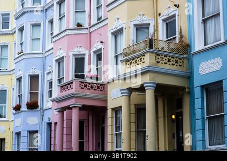 Edifici pastello gialli, rosa e blu a Notting Hill, Londra Foto Stock