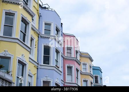 Edifici pastello gialli, rosa e blu a Notting Hill, Londra Foto Stock