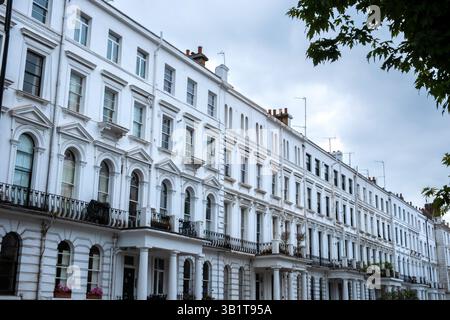 Edifici pastello di colore bianco tenue a Notting Hill, Londra Foto Stock