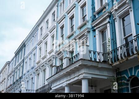 Edifici pastello di colore bianco e blu a Notting Hill, Londra Foto Stock