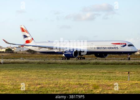 British Airways Airbus A350-1041 (REG: G-XWBJ) in partenza dopo essere stato servito presso LTM. Foto Stock