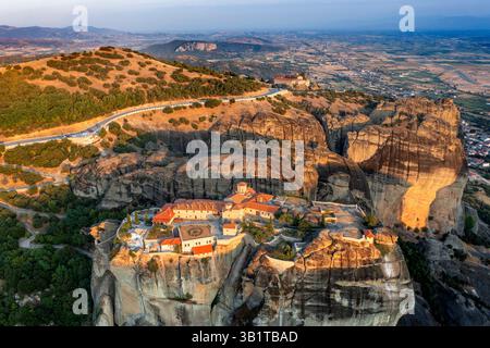 Il monastero della Santissima Trinità o il monastero di Agia Triada in greco è uno dei monumenti più fotografati di Meteora. Si pensa che i monas Foto Stock