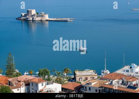 Vista aerea della fortezza di Bourtzi sul mare a Nauplia o città di Nauplia, la prima capitale della Grecia, il Peloponneso. Nafplio o Nauplio è una città costiera Foto Stock