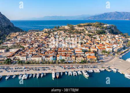 Vista aerea dei tetti della città di Nauplia o Nauplia sul Golfo Argolico, Peloponneso, Grecia. Nafplio o Nauplio è una città costiera lo Foto Stock