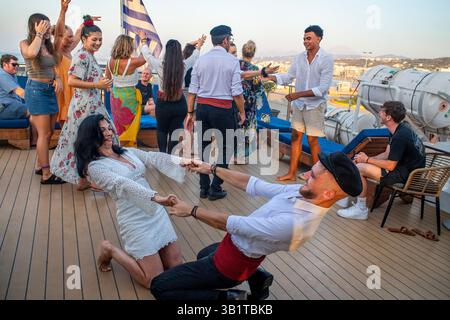 Ballerini greci tradizionali si esibiscono all'interno della crociera Harmony V Classical Greece nel Mediterraneo. La danza greca è una vecchia tradizione, essere riferiti Foto Stock