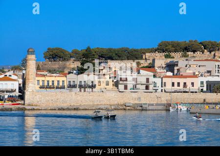 Faro nel vecchio porto veneziano, Rethymnon, costa nordoccidentale, Creta, Grecia Rethymno o Rethymnon è una città della Grecia sull'isola di Creta. Foto Stock
