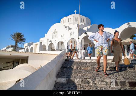 Turisti e la cattedrale metropolitana ortodossa di Fira, Santorini (Thira), Cicladi, Grecia. Santorini, ufficialmente Thira o Thera, è un islamano greco Foto Stock