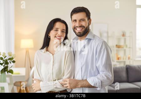 Famiglia felice sorridente, barba marito e moglie in stretta abbraccio per godersi teneri momenti romantici Foto Stock