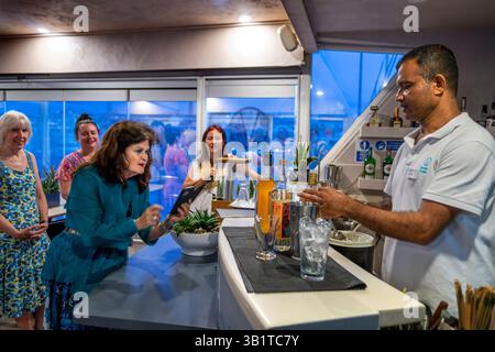 Degustazione di cocktail all'interno della crociera Harmony V Classical Greece nel porto di Ermioni, Mar Egeo, Grecia. Hermione, comune di Ermionida, è un piccolo porto t Foto Stock