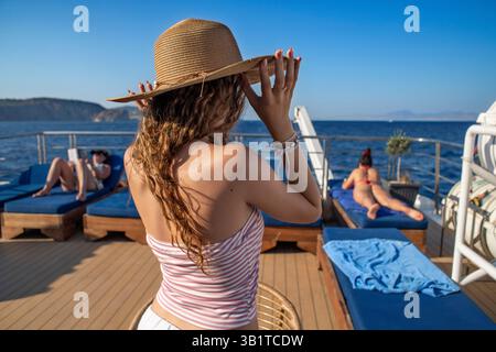 I turisti all'interno della crociera Harmony V Classical Greece nel Mediterraneo. La crociera Harmony V classica in Grecia esplora alcuni dei territori della Mediterra Foto Stock