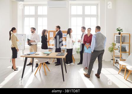 Team di lavoro impegnato a parlare durante una riunione nella sala conferenze dell'ufficio, fare brainstorming in co-working Foto Stock