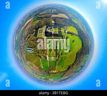 Luftbild, Schloss Nordkirchen und Schlosspark, Oranienburg, Orangerie, ehemalige Residenz der Fürstbischöfe von Münster, auch als das Westfälische Versailles benannt, Erdkugel, Fisheye Aufnahme, Fischaugen Aufnahme, 360 Grad Aufnahme, Tiny World, Little Planet, Fisheye Bild, Nordkirchen, Ruhrgebiet, Nordrhein-Westfalen, Deutschland ACHTUNGxMINDESTHONORARx60xEURO *** Vista aerea, castello e parco del castello di Nordkirchen, Oranienburg, Orangerie, ex residenza dei principi vescovi di Münster, nota anche come Versailles della Vestfalia, globo, immagine fisheye, immagine fisheye, immagine a 360 gradi, piccolo worl Foto Stock