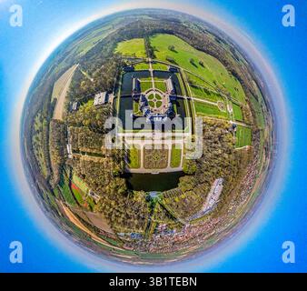 Luftbild, Schloss Nordkirchen und Schlosspark, Oranienburg, Orangerie, ehemalige Residenz der Fürstbischöfe von Münster, auch als das Westfälische Versailles benannt, Erdkugel, Fisheye Aufnahme, Fischaugen Aufnahme, 360 Grad Aufnahme, Tiny World, Little Planet, Fisheye Bild, Nordkirchen, Ruhrgebiet, Nordrhein-Westfalen, Deutschland ACHTUNGxMINDESTHONORARx60xEURO *** Vista aerea, castello e parco del castello di Nordkirchen, Oranienburg, Orangerie, ex residenza dei principi vescovi di Münster, nota anche come Versailles della Vestfalia, globo, immagine fisheye, immagine fisheye, immagine a 360 gradi, piccolo worl Foto Stock