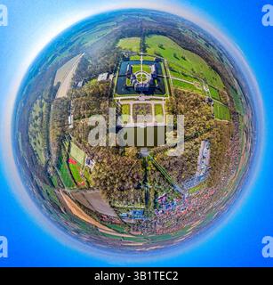 Luftbild, Schloss Nordkirchen und Schlosspark, Oranienburg, Orangerie, ehemalige Residenz der Fürstbischöfe von Münster, auch als das Westfälische Versailles benannt, Erdkugel, Fisheye Aufnahme, Fischaugen Aufnahme, 360 Grad Aufnahme, Tiny World, Little Planet, Fisheye Bild, Nordkirchen, Ruhrgebiet, Nordrhein-Westfalen, Deutschland ACHTUNGxMINDESTHONORARx60xEURO *** Vista aerea, castello e parco del castello di Nordkirchen, Oranienburg, Orangerie, ex residenza dei principi vescovi di Münster, nota anche come Versailles della Vestfalia, globo, immagine fisheye, immagine fisheye, immagine a 360 gradi, piccolo worl Foto Stock