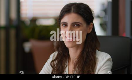 Donna d'affari caucasica lavoro online pc portatile in ufficio datore di lavoro donna d'affari ragazza lavoratore manager agente professionista che digita computer Foto Stock