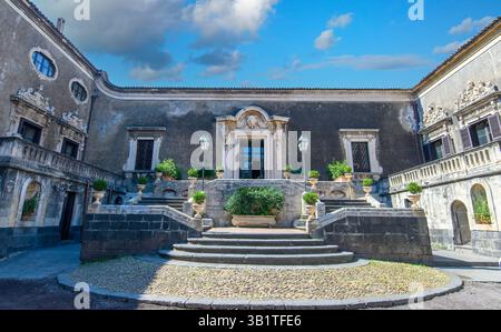 CATANIA, ITALIA. Cortile barocco ornato e scalinata in pietra dello storico Palazzo Biscari, caratterizzato da sculture classiche e dettagli architettonici Foto Stock