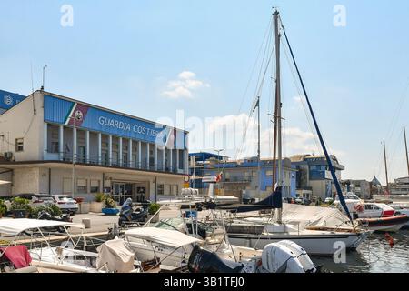 Sede della Guardia Costiera affacciata sul molo Darsena Europa, con cantieri navali sullo sfondo in estate, Viareggio (Lucca), Toscana, Italia Foto Stock