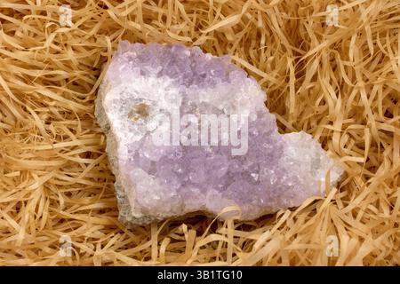 set di varie pietre minerali naturali ametista e pietre preziose su sfondo di carta nera vista dall'alto Foto Stock