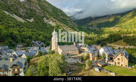 Vista aerea dell'affascinante villaggio di Salardu in Catalogna, Spagna Foto Stock