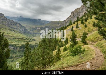 Escursione attraverso la Valle d'Ordesa nel Parco Nazionale del Monte Perdido, Pirenei spagnoli. Foto Stock