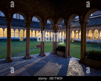 Cortile con patio e colonne nella Basilica di San Zeno maggiore a Verona nelle prime ore della notte Foto Stock