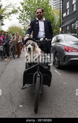 LONDRA, REGNO UNITO - 26 APRILE 2025: I ciclisti che indossano abiti e accessori vintage partecipano alla Tweed Run di Londra, Regno Unito, il 26 aprile 2025. Il giro in bicicletta annuale che passa attraverso i monumenti storici di Londra attrae centinaia di partecipanti indossando un tradizionale abbigliamento da ciclismo britannico in stile retrò, in particolare abiti in tweed. (Foto di Wiktor Szymanowicz/NurPhoto) credito: NurPhoto SRL/Alamy Live News Foto Stock