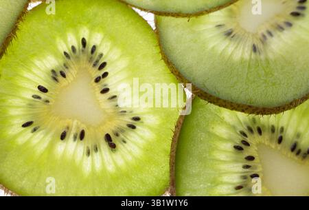 fette di kiwi. primo piano di frutta fresca succosa. Background Kiwi Foto Stock