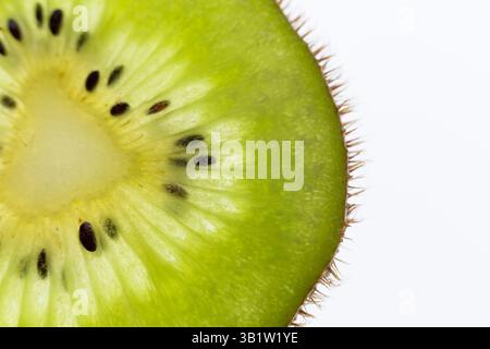 vista dall'alto della fetta di kiwi. primo piano di frutta succosa. Nuovo background Kiwi Foto Stock