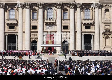 Roma, Italia. 26 aprile 2025. Italia, Roma, città del Vaticano, aprile . 26, 2025 Una visione generale durante il funerale di Papa Francesco in Piazza San Pietro a città del Vaticano, VaticanFotografia di Catholic Press foto LIMITATA ALL'USO EDITORIALE - NESSUNA MARKETING - NESSUNA CAMPAGNA PUBBLICITARIA Credit: Independent Photo Agency/Alamy Live News Foto Stock