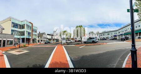 WESTPORT, Connecticut, USA - 25 APRILE 2025: Vista panoramica dagli edifici dei negozi nella zona di Main St e Elm St Foto Stock