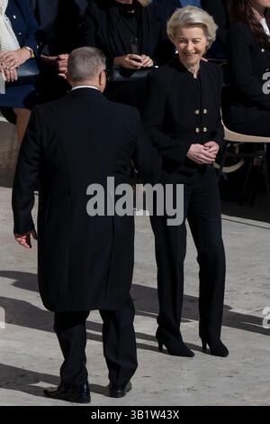 Roma, Italia. 26 aprile 2025. La Presidente della Commissione europea Ursula von der Leyen arriva per la messa Esequial di Papa Francesco in Piazza San Pietro, città del Vaticano, 26 aprile 2025. Crediti: Insidefoto/Alamy Live News Foto Stock